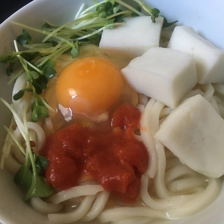 トマト、はんぺん、かいわれの釜玉うどん